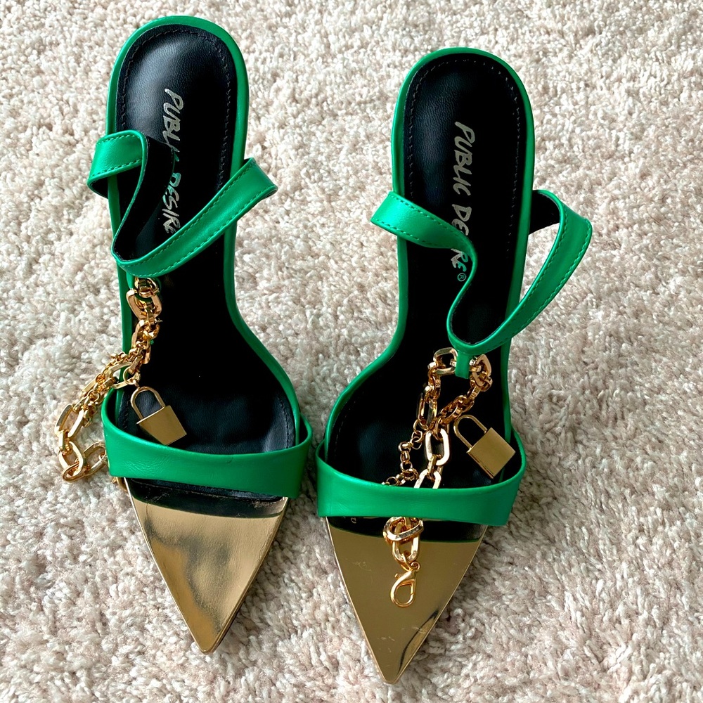 NEW!! Green/gold ankle chain stiletto sandals